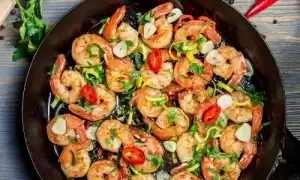 Как и сколько жарить креветки на сковородке?