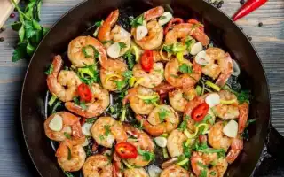 Как и сколько жарить креветки на сковородке?
