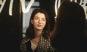 Позволяет лапать себя: измена или просто игра? Мнение экспертов