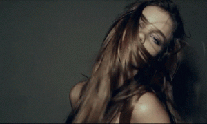 Она разговаривает всем телом: как услышать голос жестов женщины в повседневной жизни