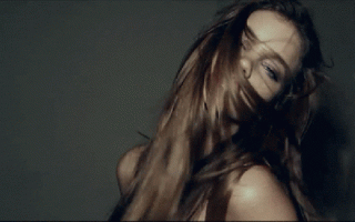 Она разговаривает всем телом: как услышать голос жестов женщины в повседневной жизни