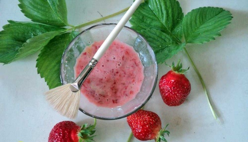 Пилинг из клубники и кефира