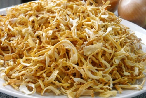 Луковые кусочки на тарелке