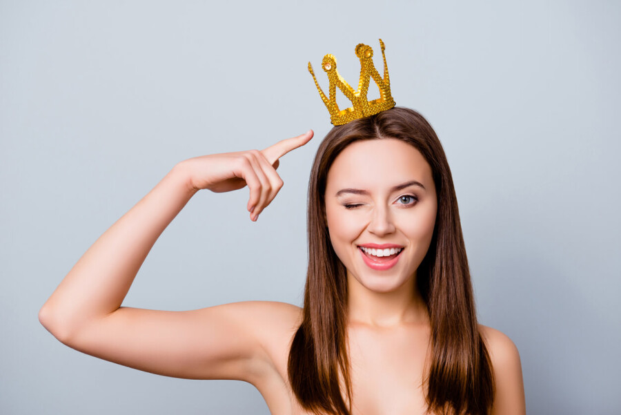 девушка с короной на голове
