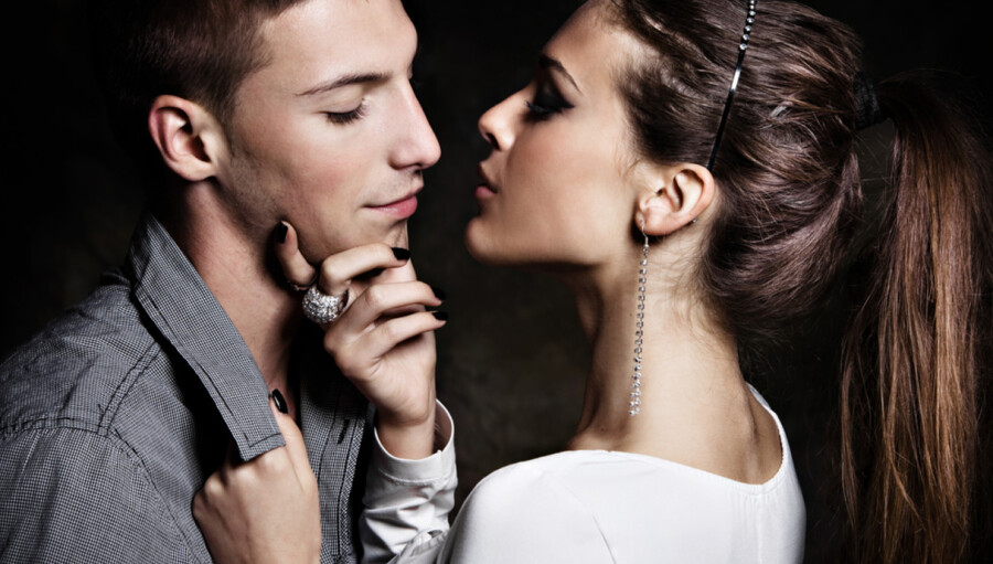 женщины флиртуют с другими мужчинами