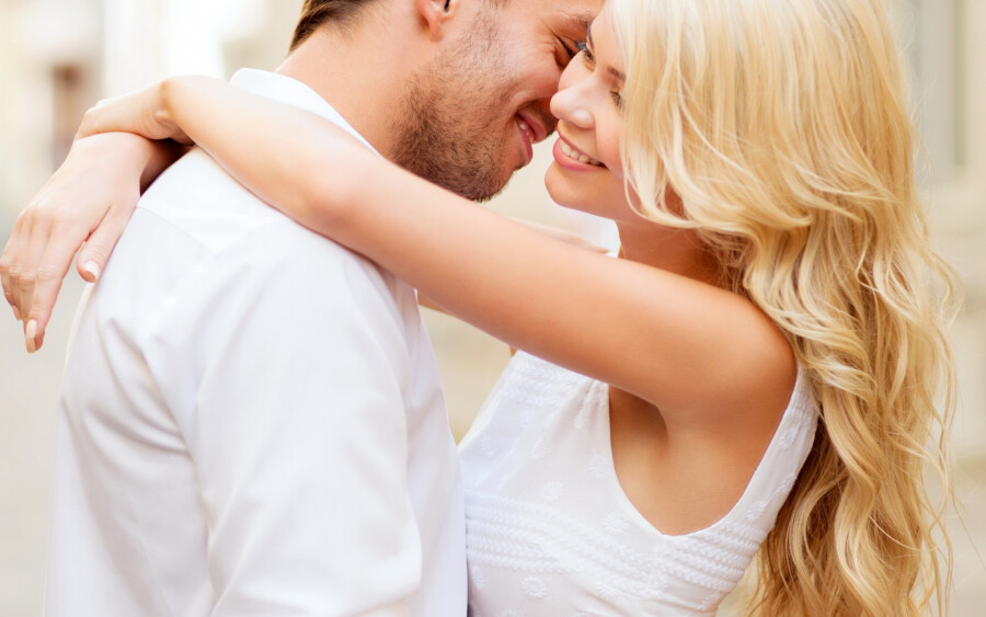 пара обнимается