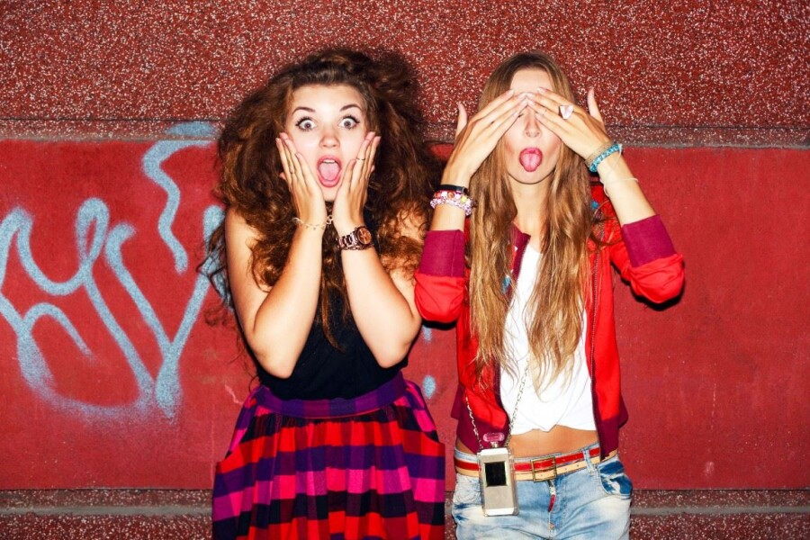 подруги дурачатся