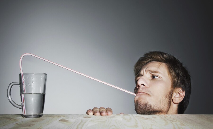 мужчина пьет воду