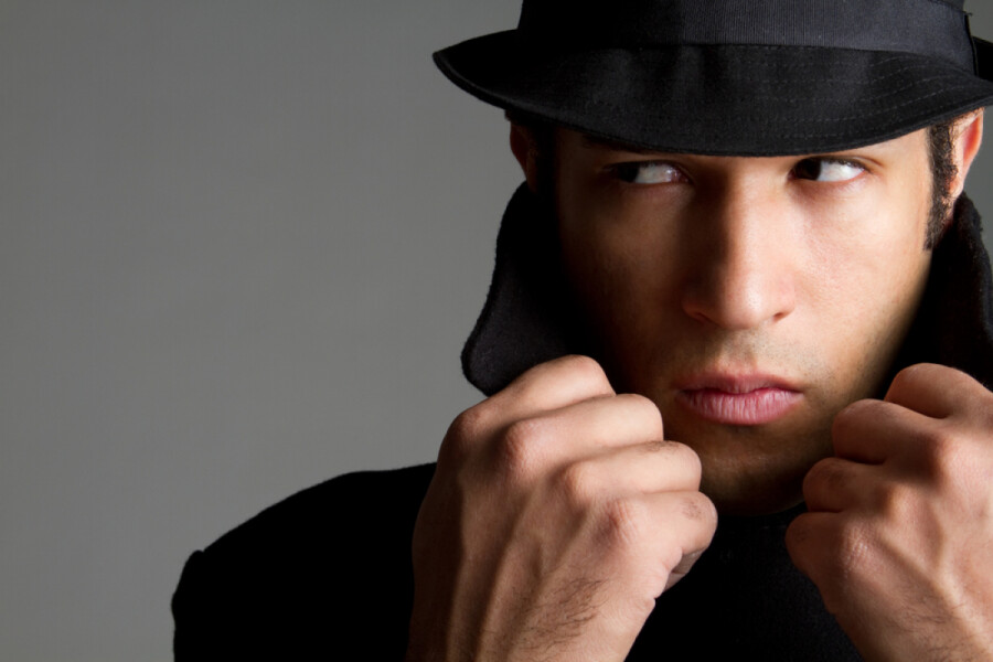 почему мужчина не смотрит в глаза