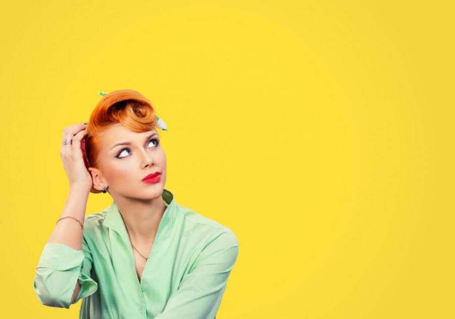 девушка задумалась