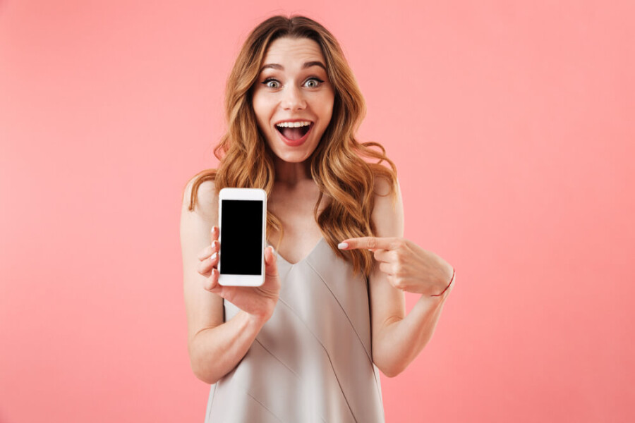 Девушка с телефоном