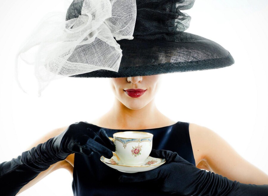 девушка в большой шляпке