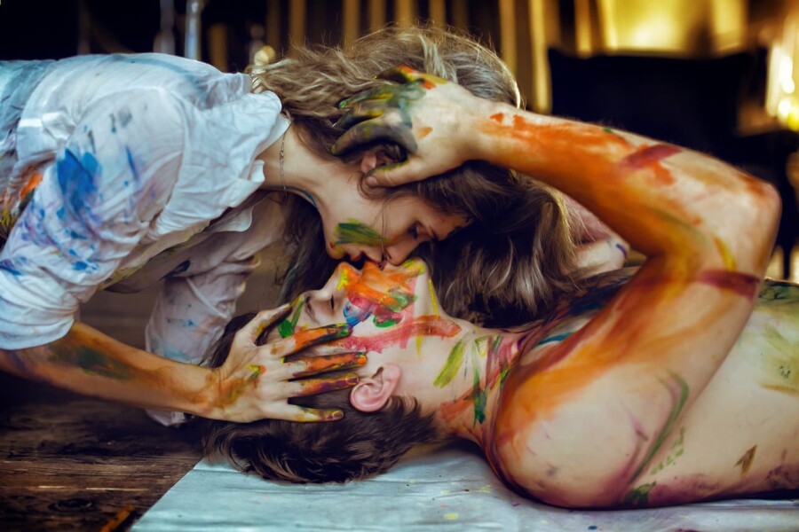 пара в красках целуется