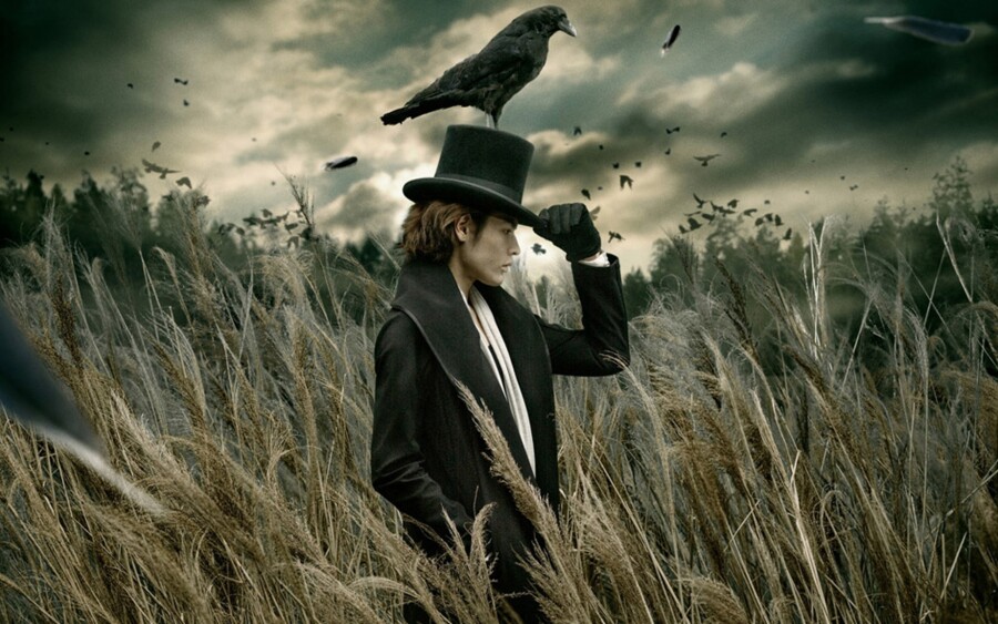 мужчина с птицей