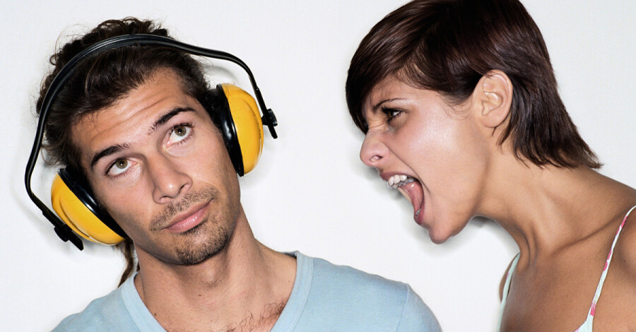 мужчина игнорирует