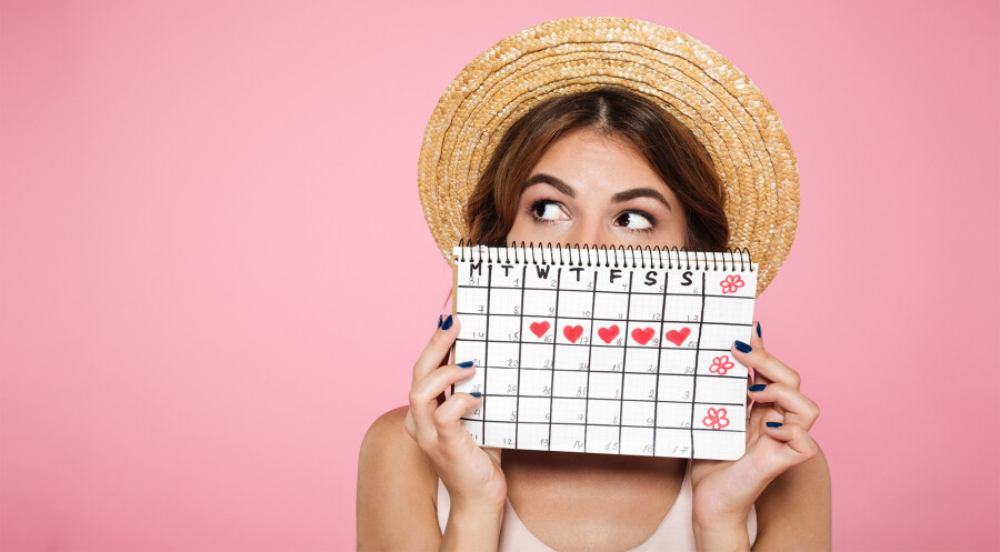 девушка держит женский календарь