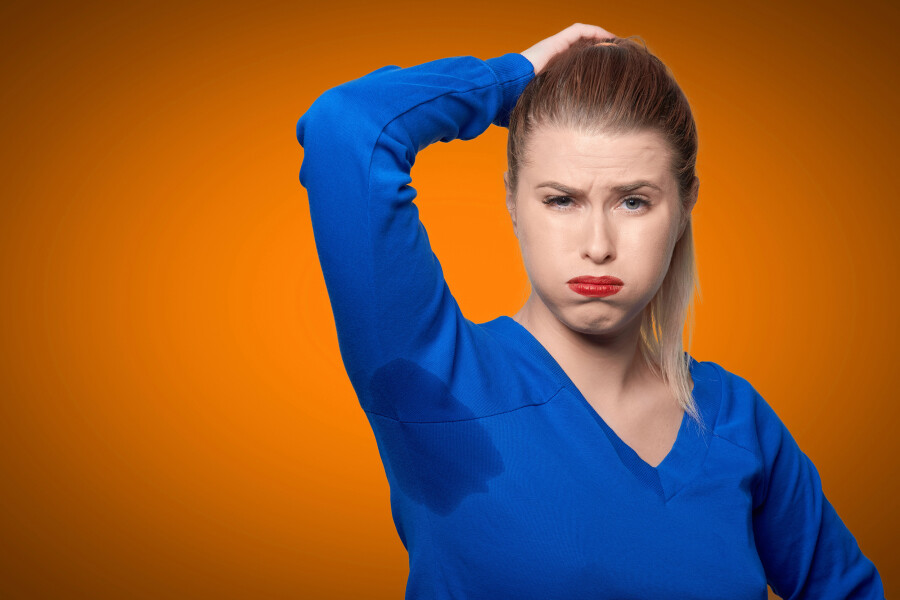 потеющая девушка