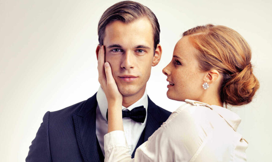 Почему женщины флиртуют с другими мужчинами