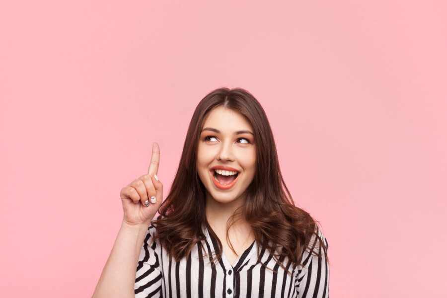 Девушка улыбается в полосатой рубашке