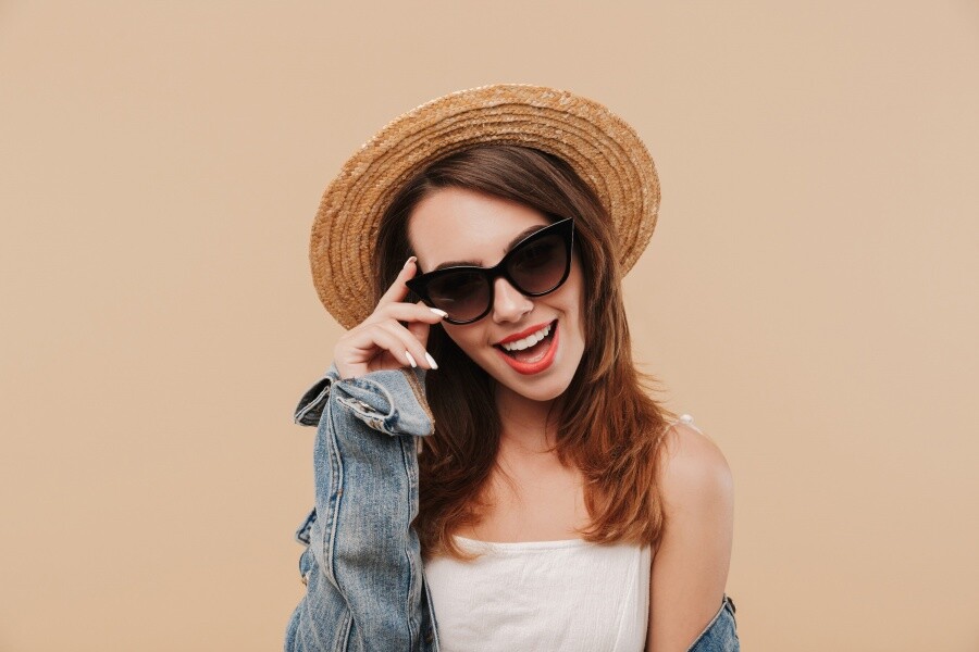 Девушка в очках улыбается