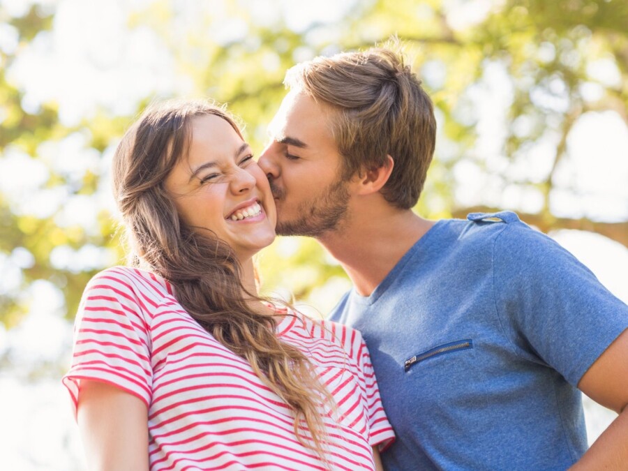 парень целует девушку