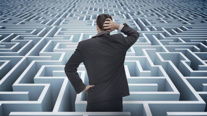 человек перед лабиринтом