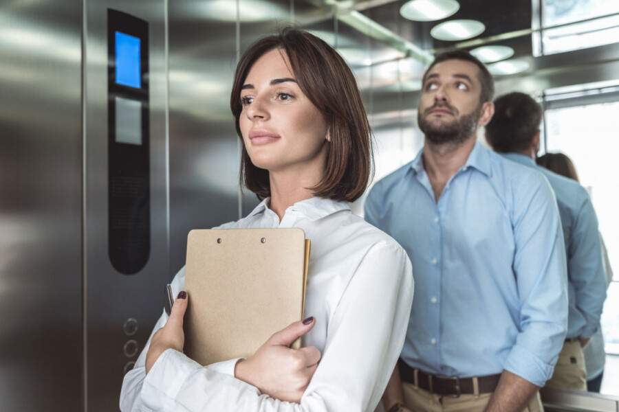 парень и девушка в лифте