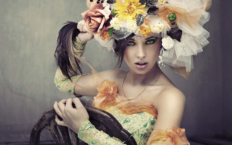 странная девушка