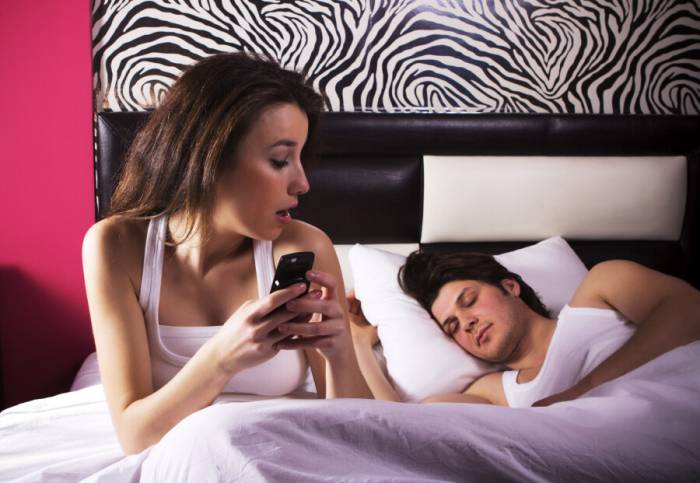 девушка смотрит в телефон парня