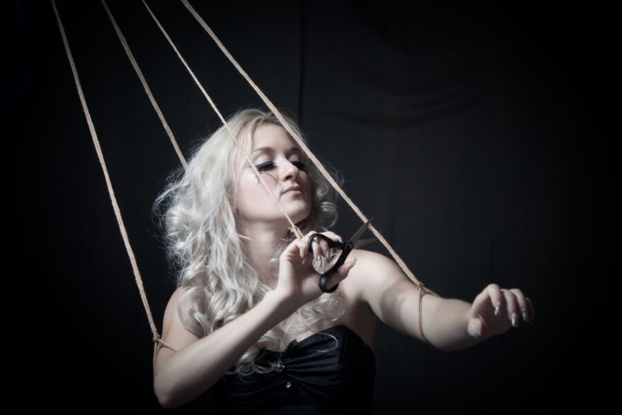 манипулирующий мужчина