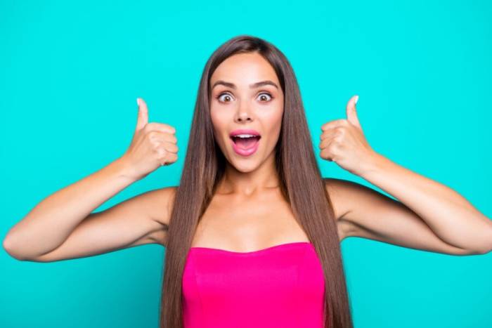 брюнетка показывает пальцы вверх