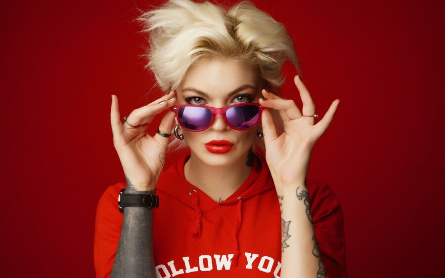 блондинка снимает очки