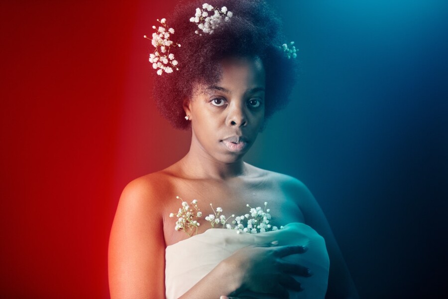 девушка прикрывает грудь