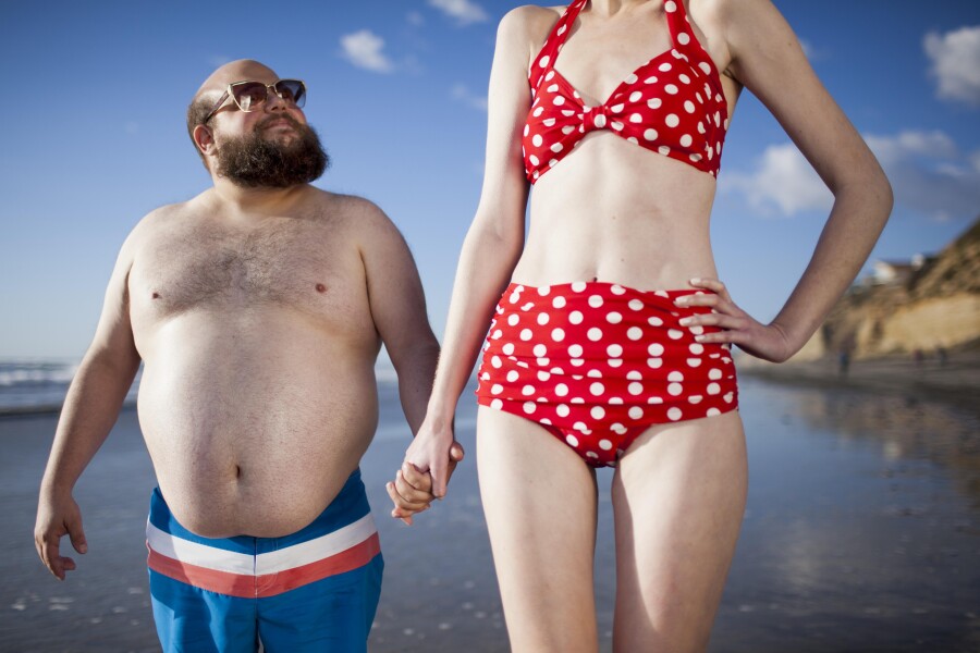 парень ниже девушки