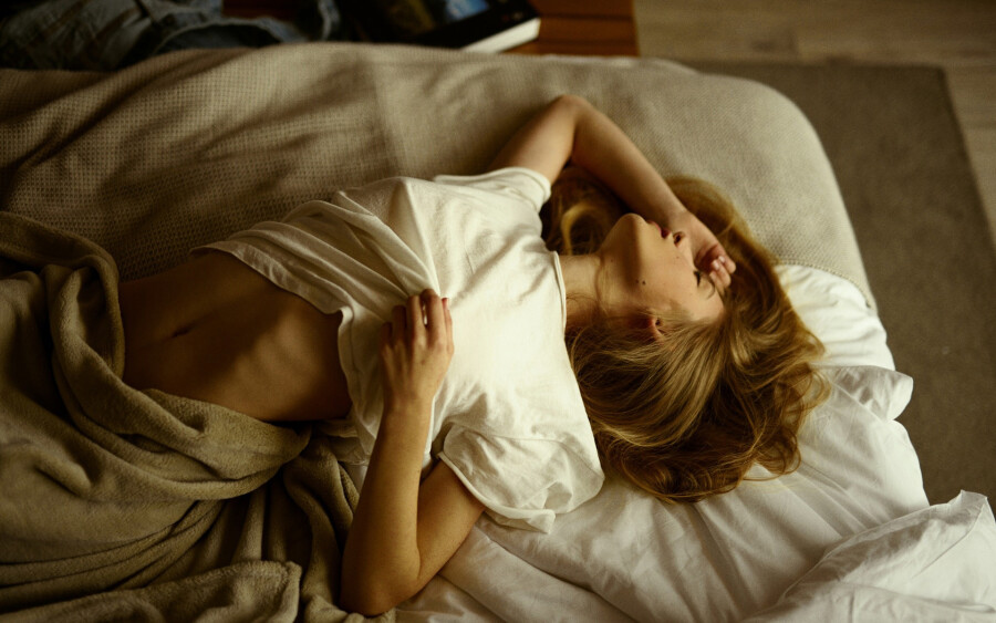 девушка лежит на кровати 2