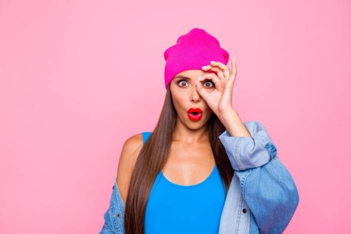 девушка в розовой шапке