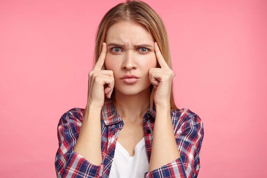 задумчивая девушка