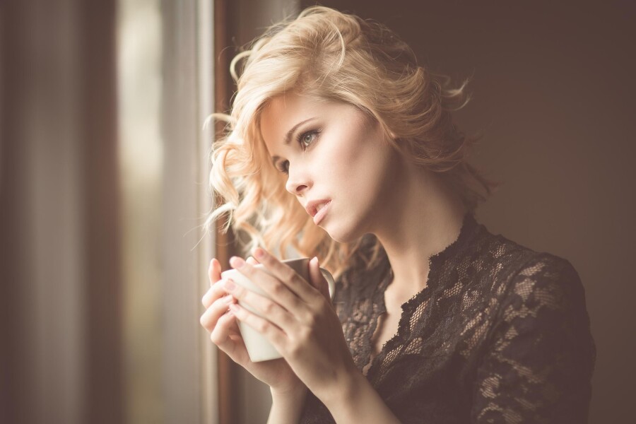 грустная девушка с чашкой