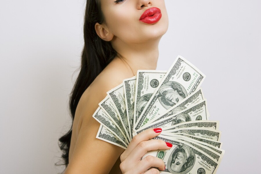 девушка с веером из денег