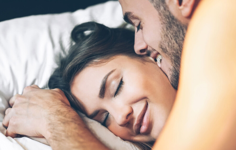сексуальная пара в постели