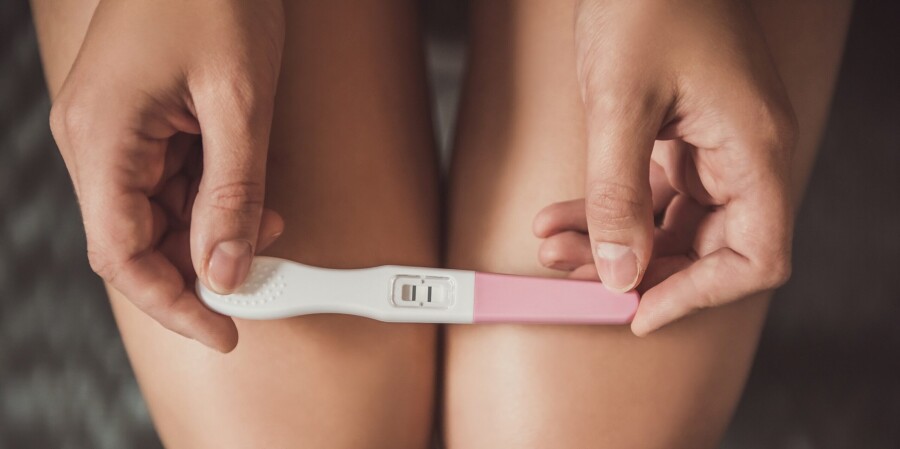 девушка с тестом на беременность