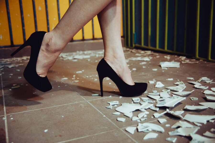 девушка идет по осколкам