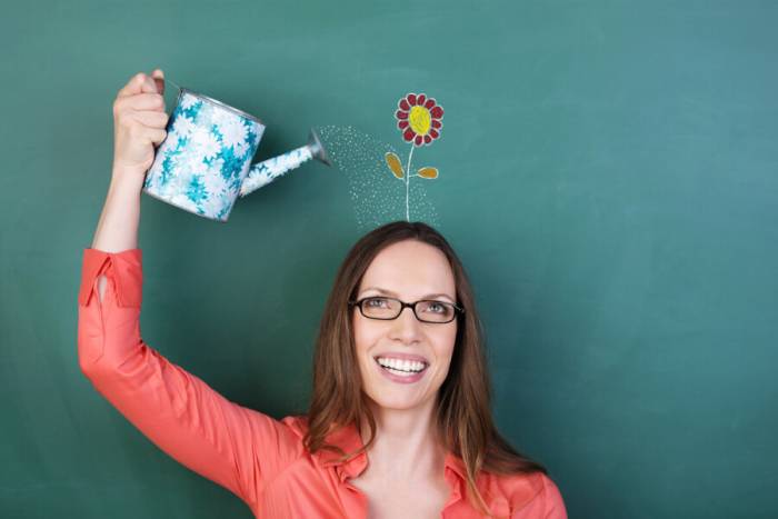 девушка поливает себя