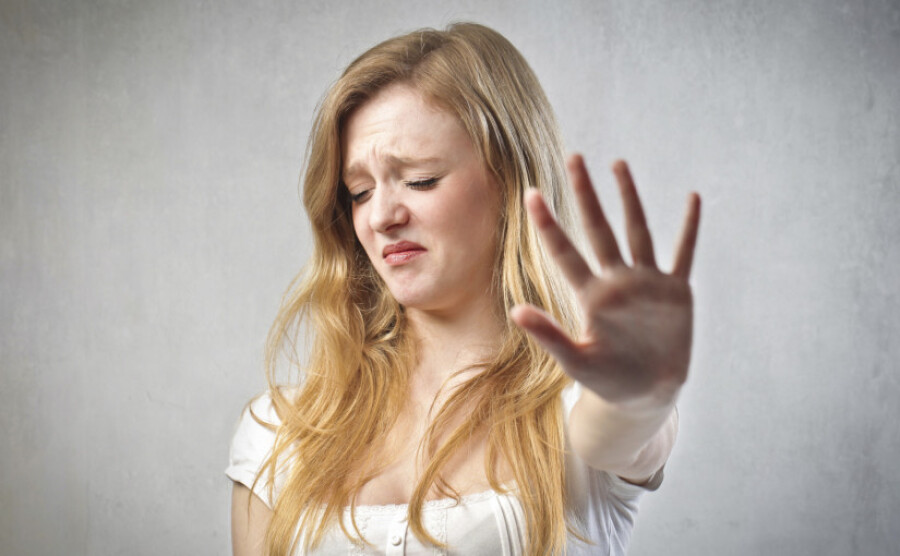 девушка показывает стоп