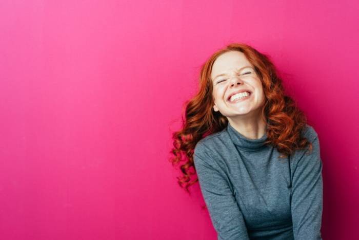 счастливая девушка на розовом фоне