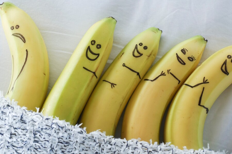 бананы с личиками