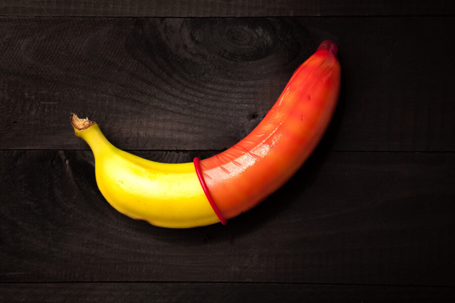 банан с презервативом