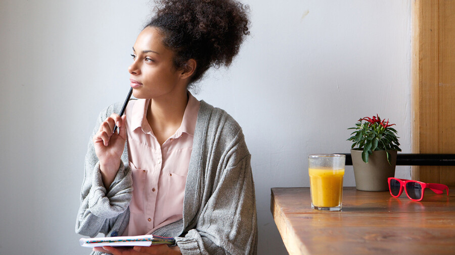 задумчивая женщина