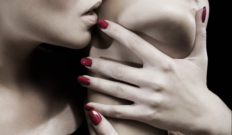 эротический массаж ногтями