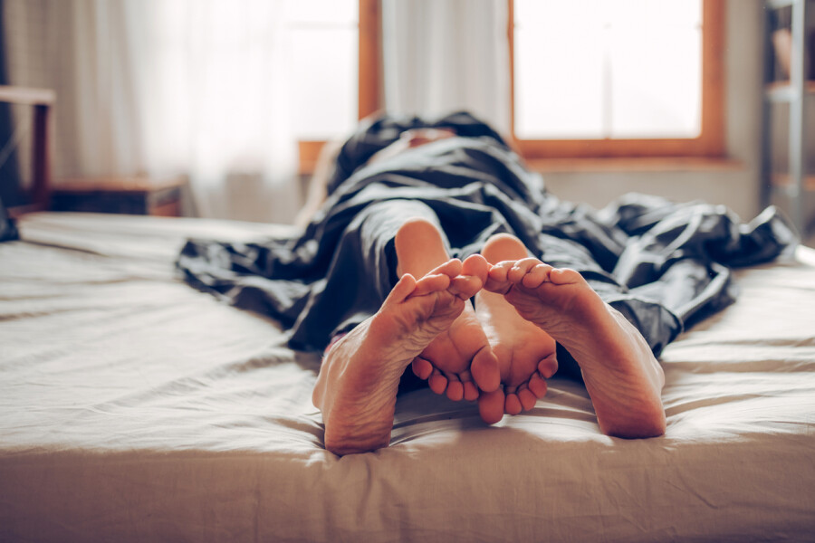 ноги из-под одеяла